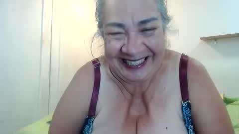 Snapshot of mom_is_wet chatting on December 2024 05:47:02 AM nativa online show from December 2024 05:47:02 AM