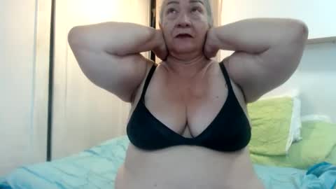 Snapshot of mom_is_wet chatting on February 2025 03:50:02 AM nativa online show from February 2025 03:50:02 AM