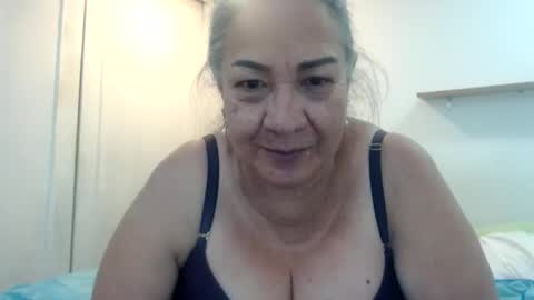 Snapshot of mom_is_wet chatting on February 2025 03:37:01 AM nativa online show from February 2025 03:37:01 AM