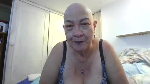 Snapshot of mom_is_wet chatting on November 2025 03:19:01 AM nativa online show from November 2025 03:19:01 AM