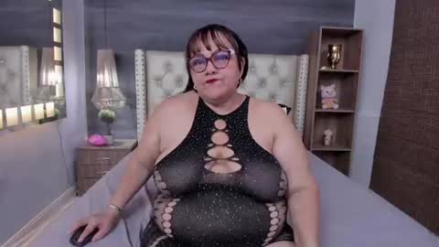Snapshot of mommy_cute chatting on June 2026 03:17:01 AM Jelitza online show from June 2026 03:17:01 AM