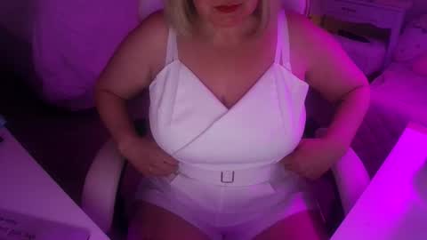 Mommy Julia online show from May 2026 11:06:01 AM