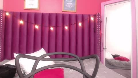 Snapshot of mommyissuess_ chatting on February 2025 09:42:02 AM Daphne online show from February 2025 09:42:02 AM