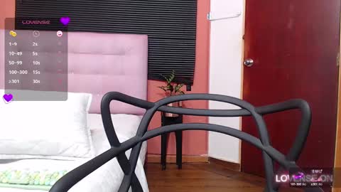 Snapshot of mommyissuess_ chatting on March 2025 11:27:01 PM Daphne online show from March 2025 11:27:01 PM