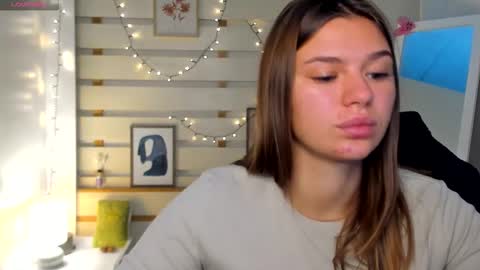 Monika online show from October 2025 12:58:01 PM