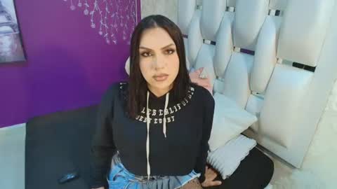 Snapshot of moom_ivy_ chatting on June 2026 12:18:01 PM online show from June 2026 12:18:01 PM