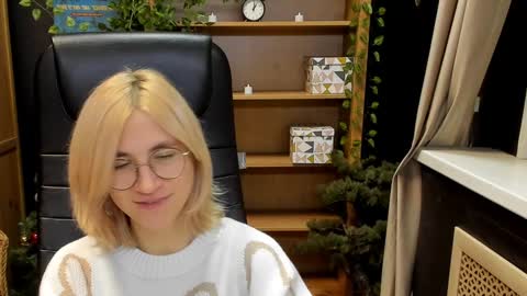 Snapshot of moon13152 chatting on December 2024 07:49:02 PM Katrin online show from December 2024 07:49:02 PM