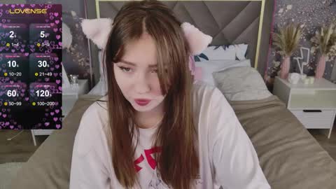 Moon  Bunny online show from November 2025 05:28:02 PM