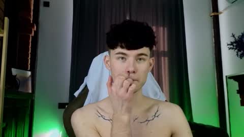 moon_gloww online show from February 2026 06:20:02 AM