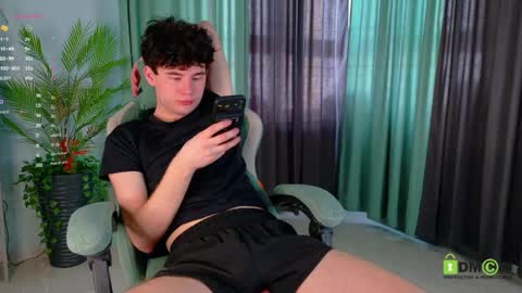 moon_gloww online show from April 2026 06:27:01 AM