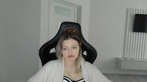 Snapshot of moon_lili chatting on March 2026 12:30:02 PM moon_lili online show from March 2026 12:30:02 PM