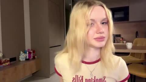 Snapshot of moonavellle_ chatting on May 2026 02:18:02 AM moonavellle_ online show from May 2026 02:18:02 AM