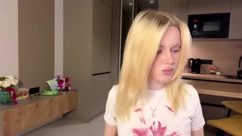 Snapshot of moonavellle_ chatting on May 2026 08:16:02 PM moonavellle_ online show from May 2026 08:16:02 PM
