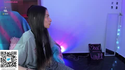 Snapshot of moonlady_ chatting on December 2024 03:25:01 AM MOON  online show from December 2024 03:25:01 AM