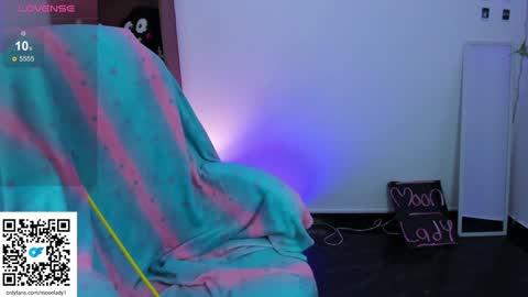 Snapshot of moonlady_ chatting on December 2024 03:40:02 AM MOON  online show from December 2024 03:40:02 AM