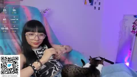 Snapshot of moonlady_ chatting on October 2025 01:13:01 AM MOON  online show from October 2025 01:13:01 AM