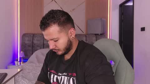 Snapshot of mr_mikee_ chatting on June 2026 03:11:01 AM MIKEE online show from June 2026 03:11:01 AM