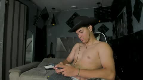 Snapshot of mr_mois chatting on May 2026 05:13:02 AM mr_mois online show from May 2026 05:13:02 AM