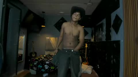 Snapshot of mr_mois chatting on May 2026 07:52:01 PM mr_mois online show from May 2026 07:52:01 PM