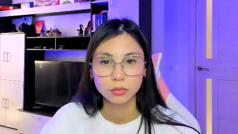 Snapshot of ms_emily_ chatting on June 2026 10:51:01 AM ms_emily_ online show from June 2026 10:51:01 AM
