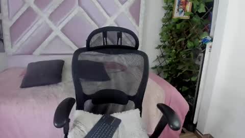 muriell_69 online show from June 2026 06:36:02 PM