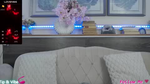 Luna  online show from September 2025 06:52:01 PM