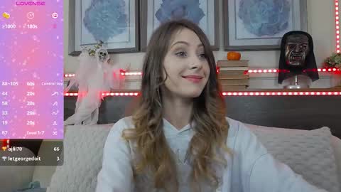 Luna  online show from October 2025 08:43:02 PM