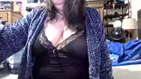 mysteriouswoman18 online show from December 2025 03:06:01 PM