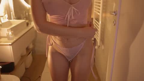 Nadia online show from November 2025 09:13:01 PM