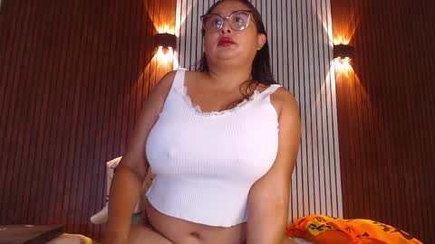 Snapshot of nadiawhite_ chatting on April 2026 09:33:02 AM Nadia online show from April 2026 09:33:02 AM