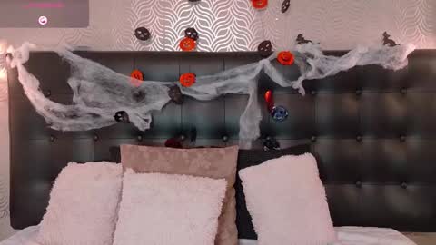 naiaramasson_ online show from October 2025 12:17:02 PM