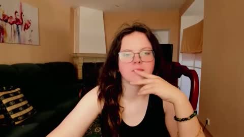 Snapshot of naomi_di chatting on June 2026 06:18:02 AM naomi_di online show from June 2026 06:18:02 AM