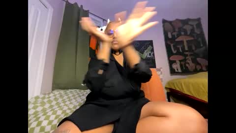 Snapshot of naomigiirl6 chatting on January 2025 06:01:02 PM Naomigiirl6 online show from January 2025 06:01:02 PM