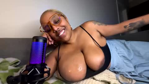 Snapshot of naomigiirl6 chatting on February 2025 03:00:02 AM Naomigiirl6 online show from February 2025 03:00:02 AM