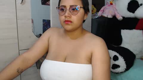 naomylux1 online show from December 2025 03:02:02 AM