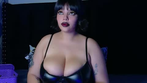 Snapshot of naturaltitss_ chatting on April 2026 08:57:02 PM Gwen online show from April 2026 08:57:02 PM