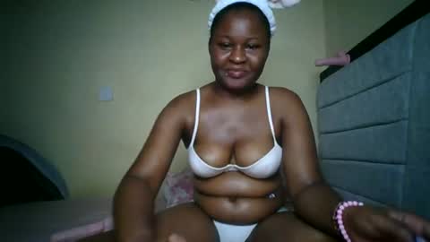 Snapshot of naughtybrownny chatting on June 2026 03:25:01 AM MUMU online show from June 2026 03:25:01 AM