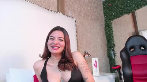 Mia  online show from October 2025 11:30:01 AM