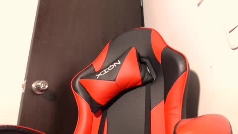 Laura   online show from November 2025 11:05:02 PM