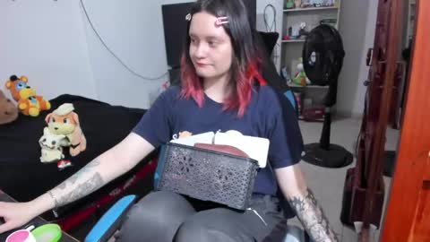 Geek Nicole    im Neeko UwU online show from April 2026 12:26:02 PM