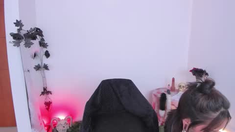 Marie    online show from October 2025 07:01:02 PM