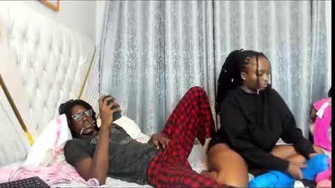 Snapshot of netfux_and_chill chatting on June 2026 07:04:02 PM netfux_and_chill online show from June 2026 07:04:02 PM
