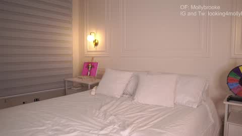 Snapshot of newmollybrooke chatting on January 2025 02:02:01 AM all my links Here online show from January 2025 02:02:01 AM