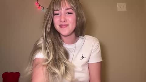 Snapshot of nextdoorlaur chatting on February 2026 12:15:02 PM Lauren online show from February 2026 12:15:02 PM