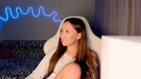 Mina online show from October 2025 01:34:02 PM