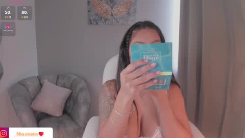 Snapshot of niaevans_x chatting on January 2025 08:00:01 PM Nia online show from January 2025 08:00:01 PM