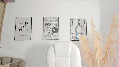 Snapshot of niaevans_x chatting on November 2025 12:53:01 PM Nia online show from November 2025 12:53:01 PM