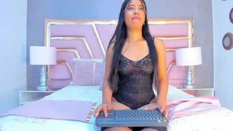 Nia  online show from September 2025 05:49:01 PM