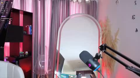 Nicky online show from September 2025 04:54:02 PM