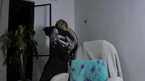 Nico  online show from November 2025 04:00:01 AM